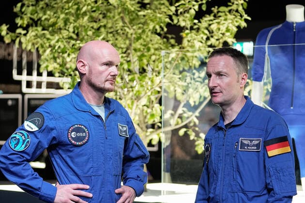Eroeffnungstag der ILA - Internationale Luft- und Raumfahrtausstellung in Berlin Aktuell, 22.06.2022, Berlin ESA Astronaut Alexander Gerst und ESA Astronaut Matthias Maurer gemeinsam auf der ILA, die groesste internationale Luft- und Raumfahrtausstellung in Europa in Berlin Schoenefeld Berlin Berlin Deutschland *** Opening day of the ILA International Aerospace Exhibition in Berlin Current, 22 06 2022, Berlin ESA astronaut Alexander Gerst and ESA astronaut Matthias Maurer together at the ILA, the largest international air and space exhibition in Europe in Berlin Schoenefeld Berlin Berlin Germany