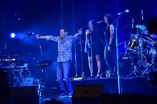 Wolfgang Ambros The number 1 from the Vienna Woods, leaning on ski poles he enters the stage, live Aiftritt in Salzburg, 2022,