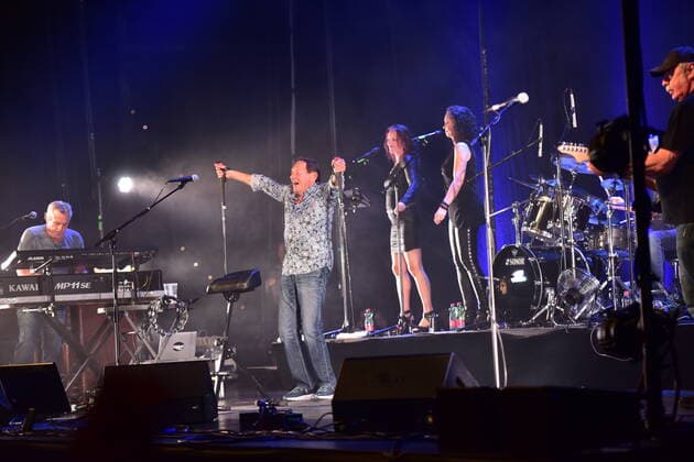 Wolfgang Ambros The number 1 from the Vienna Woods, leaning on ski poles he enters the stage, live Aiftritt in Salzburg, 2022,