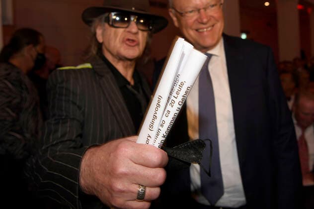 Udo Lindenberg with his laudator Manuscript and Stephan Weil at the award ceremony of the Lower Saxony State Prize 2022 to Eske Nannen and Otto Waalkes at the Hannover Congress Centrum Hannover, 22 06 2022 Foto:xC.xNiehausx xFuturexImage