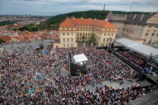 Spectators watch an open-air concert by Czech Philharmonic Orchestra, on June 22, 2022, Hradcany square, Prague. (CTKxPhoto MichaelaxRihova) CTKPhotoP2022062302140  mir 1
