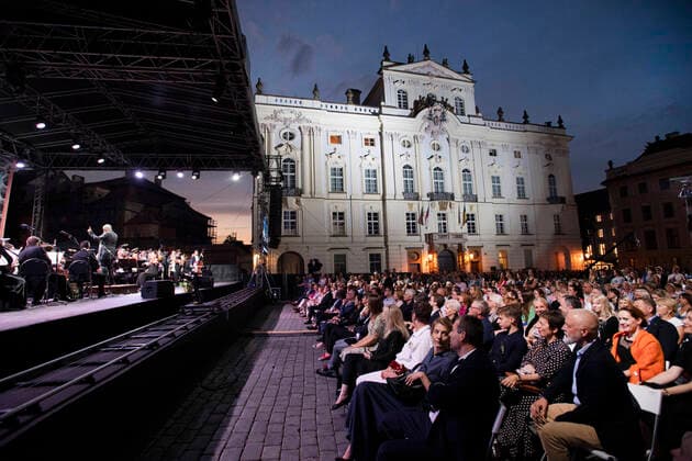 Entertainment Themen der Woche KW25 Spectators watch an open-air concert by Czech Philharmonic Orchestra, on June 22, 2022, Hradcany square, Prague. (CTKxPhoto MichaelaxRihova) CTKPhotoP2022062302141  mir 6