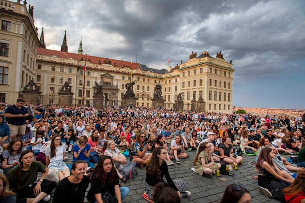 Spectators watch an open-air concert by Czech Philharmonic Orchestra, on June 22, 2022, Hradcany square, Prague. (CTKxPhoto MichaelaxRihova) CTKPhotoP2022062302144  mir 3