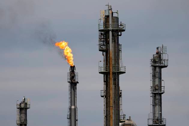 IMAGO Nature: Unsere Erde, Ressourcen, Erdöl Hochfackel an der Rheinland Raffinerie des Öl- und Gas-Konzern Shell am Standort in Wesseling. Wegen der angespannten Lage auf den Gasmärkten hat die Bundesregierung die zweite Eskalationsstufe im Notfallplan Gas ausgerufen. (Themenbild, Symbolbild) Wesseling, 22.07.2022 NRW Deutschland *** High flare at the Rhineland refinery of the oil and gas company Shell at the site in Wesseling Due to the tense situation on the gas markets, the German government has declared the second escalation stage in the emergency plan gas Topic image, symbol image Wesseling, 22 07 2022 NRW Germany Copyright: xChristophxHardtx