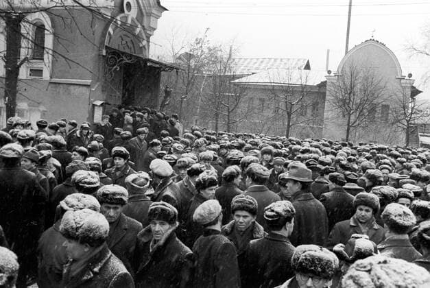 Moslem gathered at Moscow Cathedral Mosque 748363 14.11.1971 Moslem gathered in snowy weather at Moscow Cathedral Mosque to celebrate Aid al Fitr. Alexander Sputnik Moscow Russia  Copyright: xAlexanderx