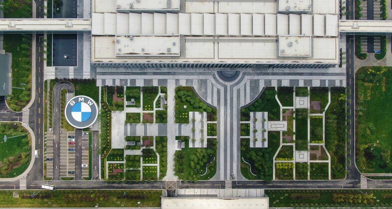 News Bilder des Tages China, BMW Brilliance Werk Lydia in Shenyang eingeweiht (220623) -- SHENYANG, June 23, 2022 -- Aerial photo taken on June 23, 2022 shows Plant Lydia of BMW Brilliance Automotive (BBA) in Tiexi District of Shenyang, northeast China s Liaoning Province. Plant Lydia of BBA was officially opened on Thursday. The new plant increases the annual production capacity at BMW Shenyang Plants to 830,000 vehicles. ) CHINA-SHENYANG-BMW-LYDIA PLANT-OPERATION (CN) YangxQing 