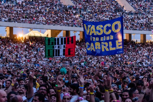 Vasco Rossi Konzert in Bari Vasco Rossi Concert In Bari Fans signs of the singer Vasco Rossi before the concert in Bari at the San Nicola stadium on June 22, 2022. Italian singer Vasco Rossi performs during the new tour at the S.Nicola stadium in Bari, Italy on June 23, 2022. For the first time after the reopening after the health emergency, 50,000 have filled the San Nicola stadium. Not only because four years have passed since Vasco Rossi s last concert in Bari, also because of the pandemic Bari Italy  Copyright: xDavidexPischettolax originalFilename: pischettola-notitle220622_npqV5.jpg