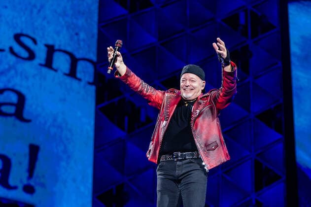 Vasco Rossi Konzert in Bari Vasco Rossi Concert In Bari The singer Vasco Rossi sings during the concert in Bari at the San Nicola stadium on June 22, 2022. Italian singer Vasco Rossi performs during the new tour at the S.Nicola stadium in Bari, Italy on June 23, 2022. For the first time after the reopening after the health emergency, 50,000 have filled the San Nicola stadium. Not only because four years have passed since Vasco Rossi s last concert in Bari, also because of the pandemic Bari Italy  Copyright: xDavidexPischettolax originalFilename: pischettola-notitle220622_npzcA.jpg