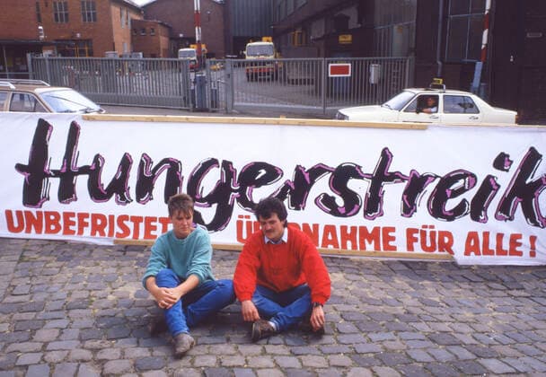 Menschen,Orte und Ereignisse im Jahr 1986-7 Hagen. Lehrlinge wollen mit Hilfe des Betreibsrates durch Hungerstreik eine Übernahme nach Ausbildung erstreiten.ca 1986-7 NRW *** People, places and events in 1986 7 Hagen Apprentices want to win a job after training with the help of the works council by going on hunger strike ca 1986 7 NRW
