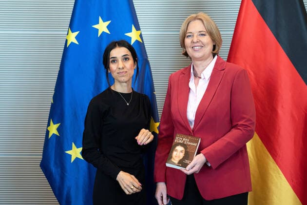 News Themen der Woche KW25 News Bilder des Tages Bundestagspraesidentin empfaengt die Friedensnobelpreistraegerin Nadia Murad im Bundestag Aktuell, 23.06.2022, Berlin, Bundestagspraesidentin Baerbel Bas empfaengt die Friedensnobelpreistraegerin Nadia Murad zu einem Gespraech im Bundestag Berlin Berlin Deutschland *** Bundestag President receives Nobel Peace Prize winner Nadia Murad in the Bundestag News, 23 06 2022, Berlin, Bundestag President Baerbel Bas receives Nobel Peace Prize winner Nadia Murad for a discussion in the Bundestag Berlin Berlin Germany