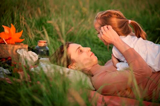 Mother talking with daughter lying on grass model released, Symbolfoto, ZEDF04620