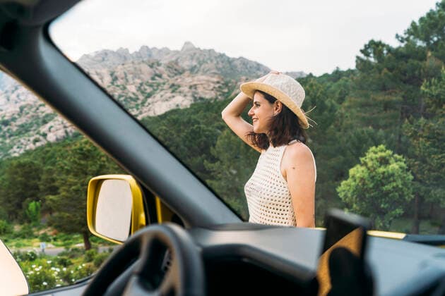 IMAGO Creative: Welttourismustag am 27. September Woman wearing hat seen from van windshield model released, Symbolfoto, DAMF00962
