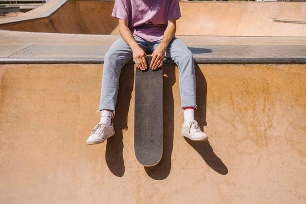 Creative Highlights Symbolbilder Man holding skateboard sitting at sport ramp on sunny day model released, Symbolfoto, MMPF00097