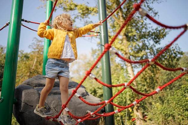 Creative Highlights Symbolbilder Girl playing on jungle gym at playground model released, Symbolfoto, DWF00580