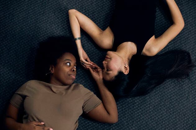 Creative Highlights Symbolbilder Lesbian holding hands lying on floor in living room at home model released, Symbolfoto property released, DSHF00481