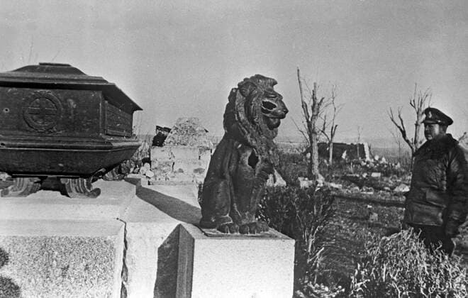 Allied conference in Yalta 598668 11.02.1945 A serviceman visits a British military burial from the days of the Siege of Sevastopol (1884-1885) during the Yalta Conference held from February 4 through February 11, 1945. Alexey Sputnik Sevastopol Russia  Copyright: xAlexeyx
