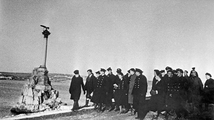 Allied conference in Yalta 598670 04.02.1945 Participants of the Yalta Conference held from February 4 through February 11, 1945, seen at a monument to sunken ships during a walk around the city. Image reproduced from a photograph. Alexey Sputnik Sevastopol Russia  Copyright: xAlexeyx