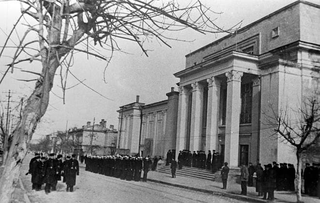 During the Yalta conference of heads of union states 598675 09.02.1945 February 4-11, 1945. At the House of Officers of the Lieutenant Schmidt Black Sea Fleet before a friendly meeting of U.S., USSR and British sailors. During the Yalta conference of heads of the three union states. Reproduction of a photo. Alexey Sputnik Sevastopol Russia  Copyright: xAlexeyx