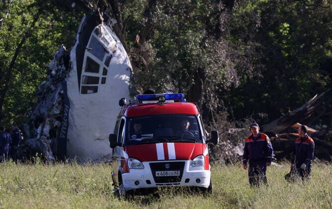 News Themen der Woche KW25 RYAZAN REGION, RUSSIA - JUNE 24, 2022: Rescuers work at the scene of the crash landing of an Ilyushin Il-76 transport aircraft in Russiaâ€™s Ryazan Region. The plane crashed in a field near Mikhailovskoye Highway by the Pletenka River, in close proximity to a residential area. Alexander Ryumin TASS  TS1377CF
