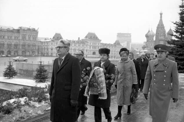 SPD Bundestag faction chairman Hans-Jochen Vogel visits Moscow 8214579 12.03.1984 SPD Bundestag faction chairman Hans-Jochen Vogel, left, who arrived in Moscow at the invitation from a parliamentary group of the USSR, during the flower-laying ceremony at the tomb of Yury Andropov at Kremlin Wall Necropolis. Yuryi Abramochkin Moscow Russia  Copyright: xYuryixAbramochkinx