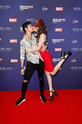 Bunte New Faces Award Film 2022 Klaudia Giez with boyfriend Felipe Simon on the red carpet at the Bunte New Faces Award ceremony at the Delphi Filmpalast am Zoo in Berlin Copyright: xEventpressxGolejewskix
