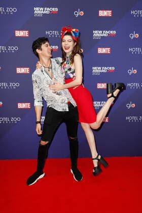 Bunte New Faces Award Film 2022 Klaudia Giez with boyfriend Felipe Simon on the red carpet at the Bunte New Faces Award ceremony at the Delphi Filmpalast am Zoo in Berlin Copyright: xEventpressxGolejewskix