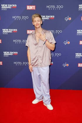 Bunte New Faces Award Film 2022 Timur Bartels on the red carpet at the Bunte New Faces Award ceremony at the Delphi Filmpalast am Zoo in Berlin Copyright: xEventpressxGolejewskix