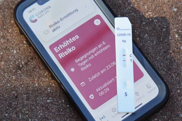 Corona Warn-App - Erhötes Risiko und positiver Schnelltest Corona im Sommer *** Corona Warning App Increased Risk and Positive Rapid Test Corona in Summer Copyright: xmix1x-xMatthiasxBaranx