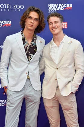 Tim Rasch with friend Robert Thiele at the Bunte New Faces Awards Film 2022 at the Delphi Filmpalast Berlin, 23 06 2022 Foto:xN.xKubelkax xFuturexImage