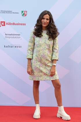 Mona AMEZIANE, presenter, red carpet, red carpet show, Grimme Online Awards 2022 ceremony on 23 06 2022 at Flora Koeln,