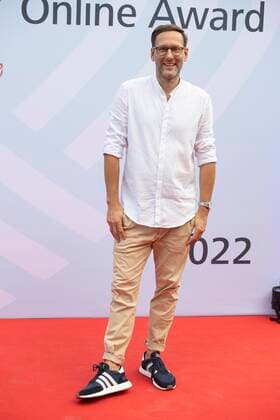 Simon BEECK, presenter, red carpet, red carpet show, presentation of the Grimme Online Awards 2022 on 23 06 2022 in the Flora Koeln,