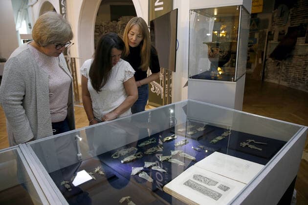 KYIV, UKRAINE - JUNE 24, 2022 - Women look at the exhibits from the largest collection of antiquities confiscated since Ukraine s independence from ex-MP Valerii Horbatov during authorized searches on display at the National Museum of the History of Ukraine, Kyiv, capital of Ukraine. This photo cannot be distributed in the Russian Federation. Largest collection of antiquities in Ukraine?s history confiscated from ex-MP presented in Kyiv  Copyright: xRuslanxKaniukax