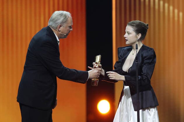 German Film Award 2022 Laudator BEST FEMALE SINGLE Ulrich Tukur and award winner Jella Haase LIEBER THOMAS at the Lola German Film Award 2022 ceremony at the Palais am Funkturm in Berlin 24 06 2022 Copyright: xEventpressx