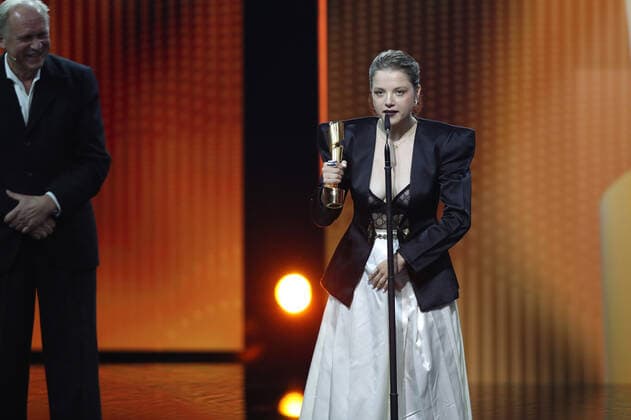 German Film Award 2022 BEST FEMALE SINGLE actress award winner Jella Haase LIEBER THOMAS at the award ceremony of the Lola German Film Award 2022 at the Palais am Funkturm in Berlin 24 06 2022 Copyright: xEventpressx