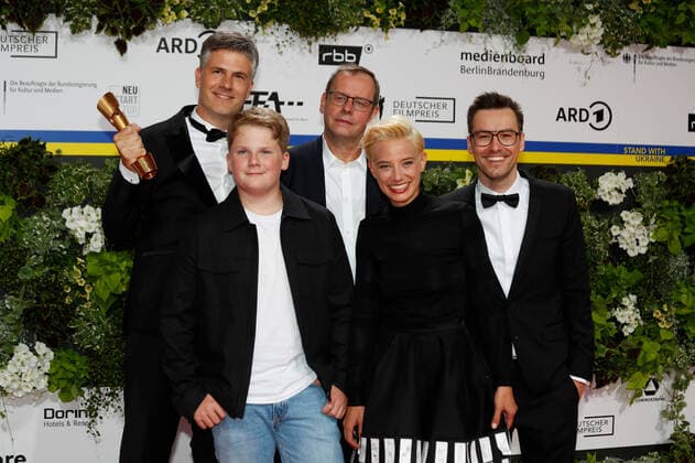 German Film Award 2022 Julius Weckauf with Daniel Ehrenberg and Tobias Wiemann and Jytte Merle Böhrnsen on the red carpet at the Lola German Film Award 2021 ceremony at the Palais am Funkturm in Messe Berlin Copyright: xEventpressxGolejewskix