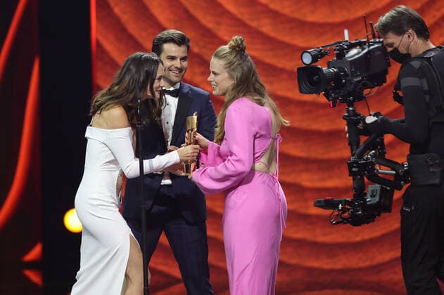 German Film Award 2022 Laudators BEST SCENE PICTURE Sustainability ambassador inside Lea van Acken Lucas Reiber and laureate in BEST SCENE PICTURE Myrna Drews LIEBER THOMAS at the Lola German Film Award 2022 ceremony at the Palais am Funkturm in Berlin 24 06 2022 Copyright: xEventpressx