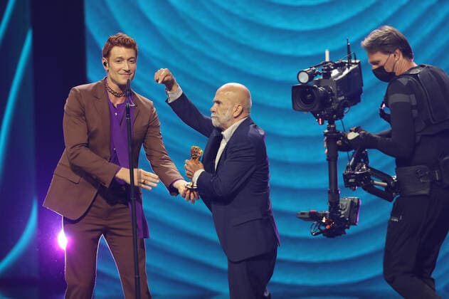 German Film Award 2022 Laudator BEST CAMERA and IMAGE Daniel Donskoy and laureate in BEST CAMERA IMAGE Johann Feindt LIEBER THOMAS at the award ceremony of the Lola German Film Award 2022 at the Palais am Funkturm in Berlin 24 06 2022 Copyright: xEventpressx