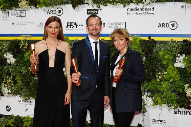 German Film Award 2022 Komplizen Film Janine Jackowski and Jonas Dornbach and Maren Ade Jonas Dornbach on the red carpet at the Lola German Film Award 2021 ceremony at the Palais am Funkturm at Messe Berlin Copyright: xEventpressxGolejewskix