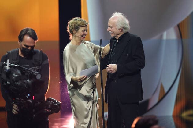 German Film Award 2022 Laudator EHRENPREIS Margarita Broich and laureate EHRENPREIS Jürgen Jürges at the award ceremony of the Lola German Film Award 2022 at the Palais am Funkturm in Berlin 24 06 2022 Copyright: xEventpressx