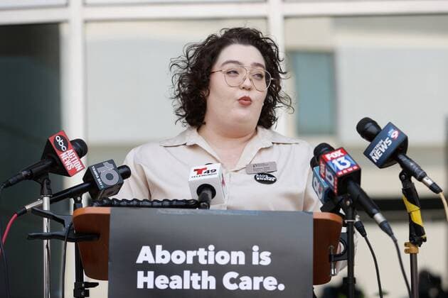 News Bilder des Tages June 24, 2022, Tampa, Florida, USA: Elizabeth Baker, Planned Parenthood regional organizer, speaks to the media about abortion rights during a press event on Friday, June 24, 2022, at the Hillsborough County Courthouse in Tampa. Tampa USA - ZUMAs70_ 20220624_zan_s70_001 Copyright: xJeffereexWoox