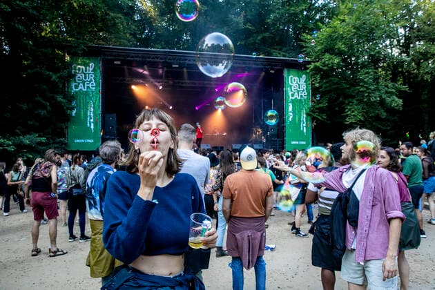 Illustration picture shows a woman blowing soap bubbles during the first day of the Couleur Cafe music festival in Brussels, Friday 24 June 2022. The 31st edition of the festival is taking place from June 24th to June 26th.  HATIMxKAGHAT 36610411