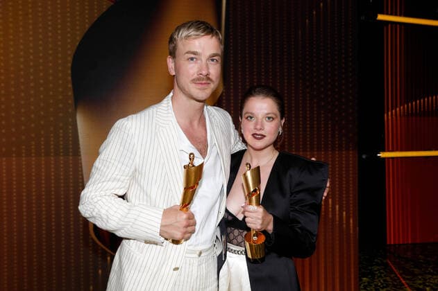 Bilder des Jahres 2022, Entertainment 06 Juni Entertainment Themen der Woche KW25 Deutscher Filmpreis 2022 Albrecht Schuch mit Jella Haase auf der Party bei der Verleihung der Lola - Deutscher Filmpreis 2021 im Palais am Funkturm in der Messe Berlin. *** German Film Award 2022 Albrecht Schuch with Jella Haase at the party at the Lola German Film Award 2021 ceremony at the Palais am Funkturm in Messe Berlin Copyright: xEventpressxGolejewskix