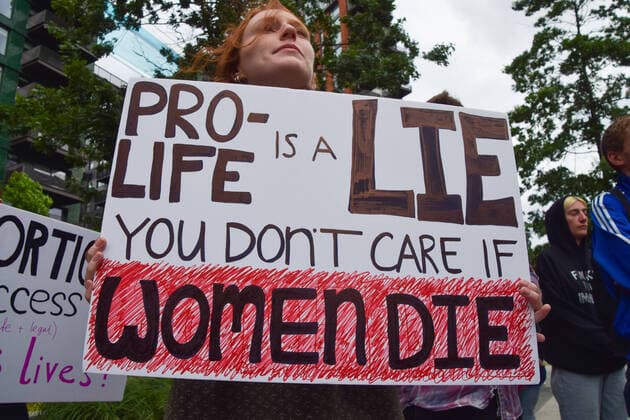 News Bilder des Tages June 24, 2022, London, England, United Kingdom: A woman holds a sign which reads Pro-life is a lie, you don t care if women die . Protesters gathered outside the US Embassy in London as the Supreme Court overturns Roe v Wade and paves the way for abortion to be banned in much of the USA. London United Kingdom - ZUMAv130 20220624_zip_v130_005 Copyright: xVukxValcicx