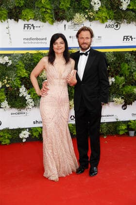 German Film Award 2022 Jasmin Tabatabai with boyfriend Andreas Pietschmann on the red carpet at the Lola German Film Award 2021 ceremony at the Palais am Funkturm in Messe Berlin Copyright: xEventpressxGolejewskix