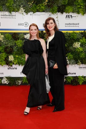 German Film Award 2022 Karoline Herfurth with Nora Tschirner on the red carpet at the Lola German Film Award 2021 ceremony at the Palais am Funkturm in Messe Berlin Copyright: xEventpressxGolejewskix