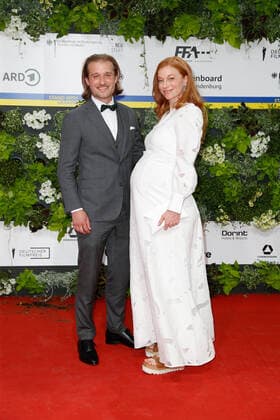 German Film Award 2022 Marleen Lohse heavily pregnant with Max Montgomery on the red carpet at the Lola German Film Award 2021 ceremony at the Palais am Funkturm in Messe Berlin Copyright: xEventpressxGolejewskix