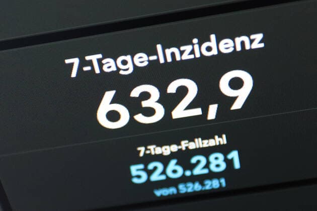 RKI dashboard, 7 day incidence is now 632.9 7 day incidence, RKI dashboard on a monitor on 25 06 2022 in Siegen Germany.