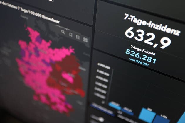 RKI dashboard, 7 day incidence is now 632.9 7 day incidence, RKI dashboard on a monitor on 25 06 2022 in Siegen Germany.
