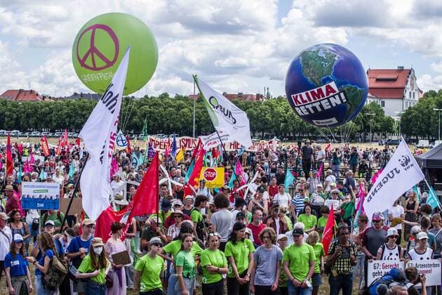 News Themen der Woche KW25 News Bilder des Tages June 25, 2022, Munich, Bavaria, Germany: Seven years after the last Schloss Elmau G7 (Group of Seven) summit, the latest meeting is convening to discuss topics such as recovery from the Coronavirus crisis, fair and free trade, climate change, gender equality, and biodiversity. Like 2015, the 2022 installment was met by large protests in Garmisch, as well as in Munich, Germany. The total cost to German taxpayers for the summit is upwards of 170 million Euros with around 140 million for police alone. Munich Germany - ZUMAb160 20220625_zbp_b160_006 Copyright: xSachellexBabbarx