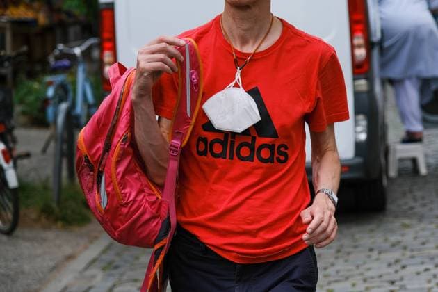 Düsseldorf 25.06.2022 keine Maskenpflicht mehr Schutzmaske medizinische OP-Maske FFP2-Maske Coronamaske Covidmaske Inzidenz 3G-Regel 2G-Regel Mundschutz Adidas T-Shirt Düsseldorf Nordrhein-Westfalen Deutschland *** Duesseldorf 25 06 2022 no more mask obligation protective mask medical OP mask FFP2 mask corona mask covid mask incidence 3G rule 2G rule mouth protection Adidas T Shirt Duesseldorf North Rhine Westphalia Germany